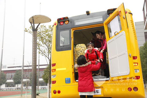 海格智慧安全校车后开门设计安全有保障