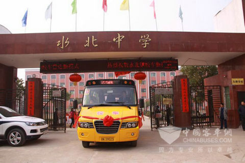 海格“大鼻子”校车驶入乡村的春天里