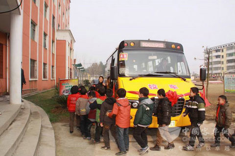 海格“大鼻子”校车驶入乡村的春天里