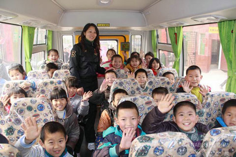 海格“大鼻子”校车驶入乡村的春天里