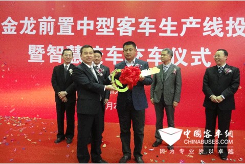 克山县安畅公司董事长丛国军接受50辆智慧校车“金钥匙”