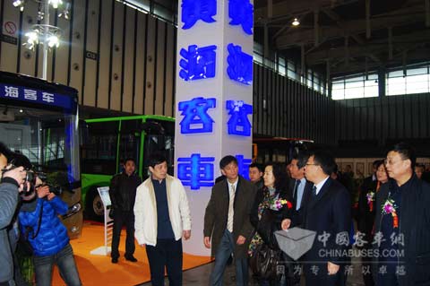 与会领导参观黄海客车