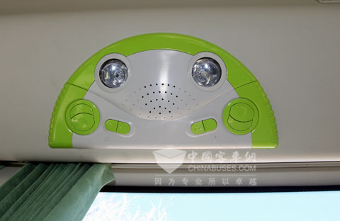 学童座椅上方的空调还具有空气净化功能