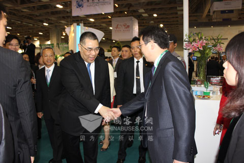 澳门特首崔世安参观五洲龙展台