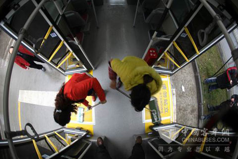 成都客车股份有限公司成功研发18米双侧开门BRT公交车