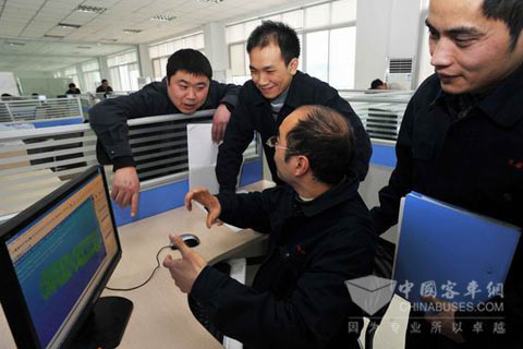 成都客车股份有限公司成功研发18米双侧开门BRT公交车