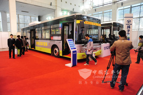 媒体正在拍摄扬子江纯电动客车