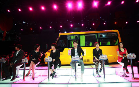 明星与海格校车一同亮相