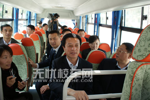 中通客车总经理孙庆民陪同领导们体验中通校车