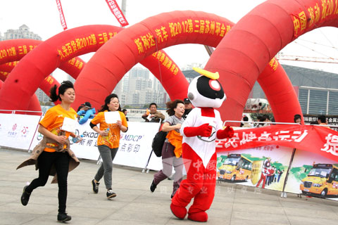 海格力斯领跑女子马拉松比赛