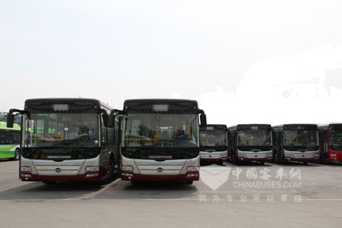 恒通工业园内整装待发的淄博11米后置燃气客车