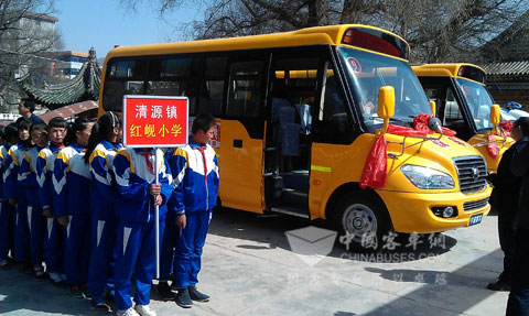 开往春天的校车兰州交付 宇通校车献礼母亲河畔