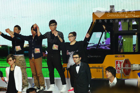 为了身后的海格校车周笔畅与汪涵带领队员全力拉票