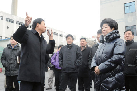 活动现场北京公交集团副总经理冯幸福正在向政协委员介绍欧辉客车产品