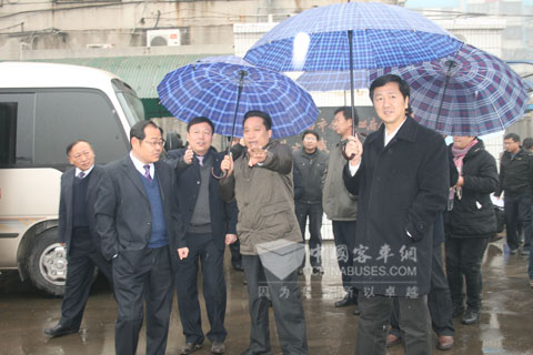 李占杰陪同开封市领导察看江淮车运营情况