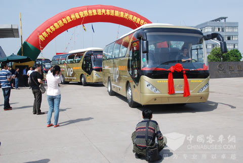 青年汽车与安顺紫运举行交车仪式