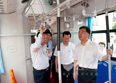 汪洋书记等领导登上五洲龙纯电动客车参观.