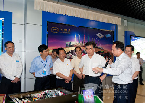 张景新董事长向汪洋书记一行介绍公司发展情况