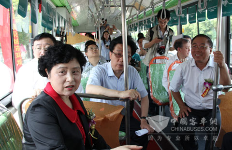 重庆市副市长童小平试乘恒通快充电动客车