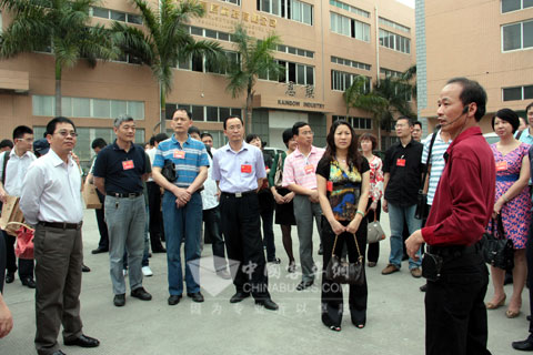 陈建来董事长(右)向来访的集美区政协委员介绍学校校车管理经验