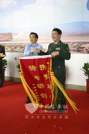 中航工业向总装马兰基地交付西沃客车