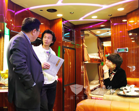 著名歌手万寿宁（中）仔细询问房车配置问题
