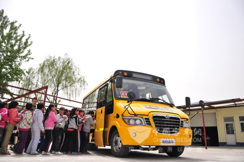 孩子们列队欢迎海格快乐校车