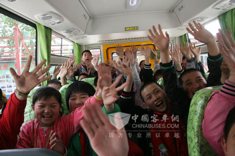 一张张洋溢着欢笑的双眼中流露出他们对校车的喜爱