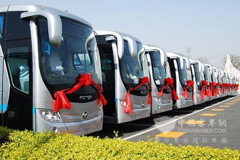 21辆北汽福田欧辉客车提供的豪华旅游大巴车井然有序