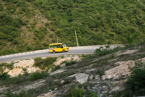 山间一抹黄-原是校车来