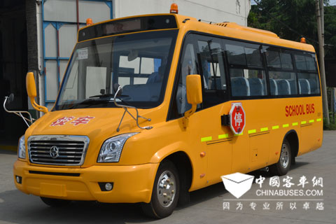 亚星系列“长鼻子校车”下线