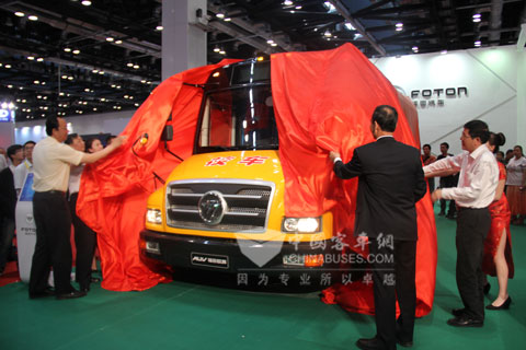 中国公路学会客车分会理事长邹虎啸、中国教育报刊社副社长张新洲、福田欧辉客车副总经理刘国强、福田欧辉客车副总经理周子山为BJ6730校车揭幕