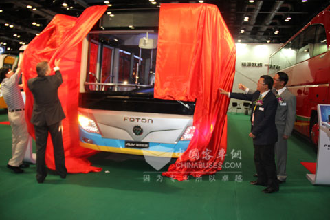 ZF商用车事业部副总裁戴章煜、ZF商用车事业部车桥业务部销售总监Frank Burkhart、ZF传动技术（苏州）有限公司总经理廖利恒与福田欧辉客车事业部副总经理刘国强一同为BJ6123直充纯电动客车揭幕