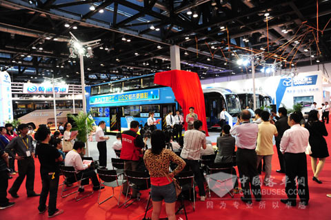 扬子江WG6110CHS型双层巴士新车发布会现场
