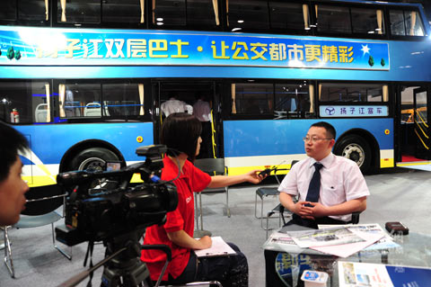 扬子江汽车市场部部长郑亮接受媒体的采访