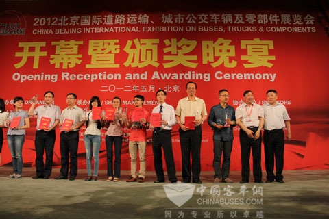 恒通客车代表领取最佳校车奖