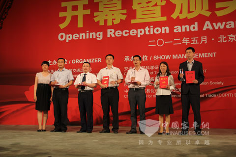 恒通客车代表领取最佳公交客车奖