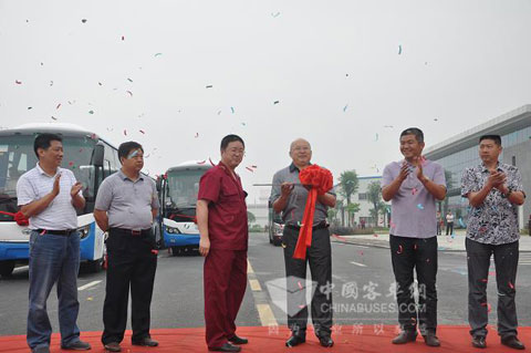 领导参加交车仪式