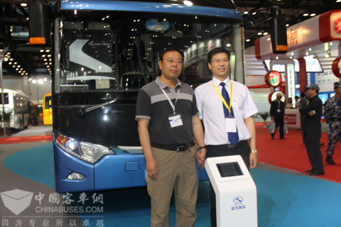 展会观众在大金龙客车前合影留念