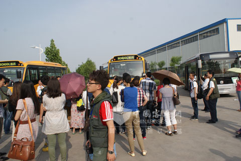 媒体记者围观中通校车