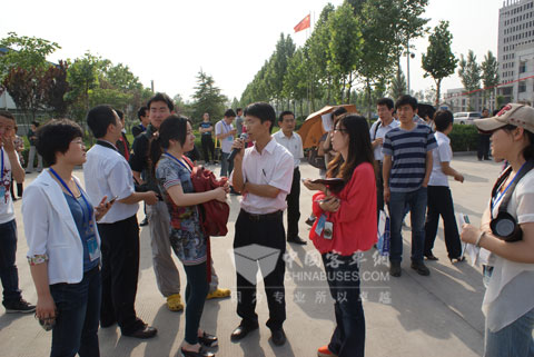 中通客车品牌文化部部长李笃生接受记者采访