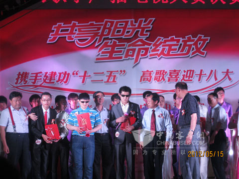 中通客车副总经理宓保伦在公益助残颁奖晚会上为获奖选手颁奖