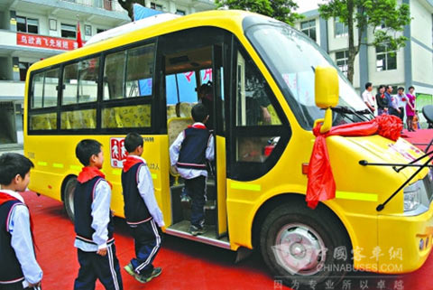 首辆“成都造”校车投用 60秒内自动灭火