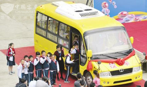 首辆“成都造”校车投用 60秒内自动灭火