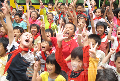 海格快乐校车的到来让学校成为欢乐的海洋