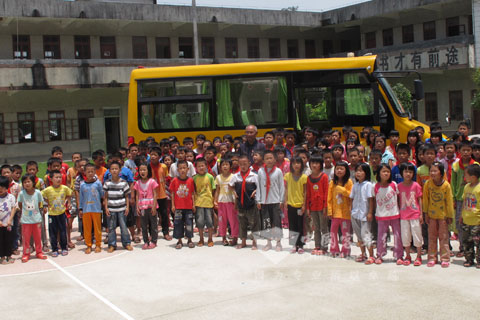 十九公与孩子们一起和海格快乐校车合影