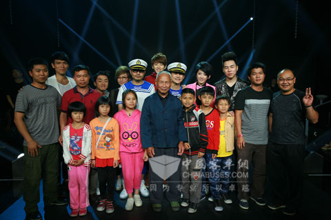 节目现场受捐海格快乐校车的十九公和孩子们高兴地与大家合影