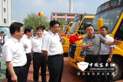 盘锦市市长蹇彪及相关领导参观黄海校车