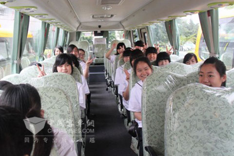 参加活动的学生现场体验智慧校车