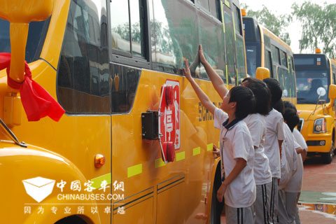 实现校车梦的孩子们欣喜触摸“梦想”